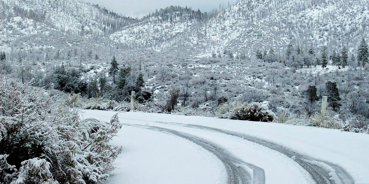 Σε κλοιό χιονιά η χώρα: Λευκό «πέπλο» έχει καλύψει τα ορεινά – Δείτε βίντεο