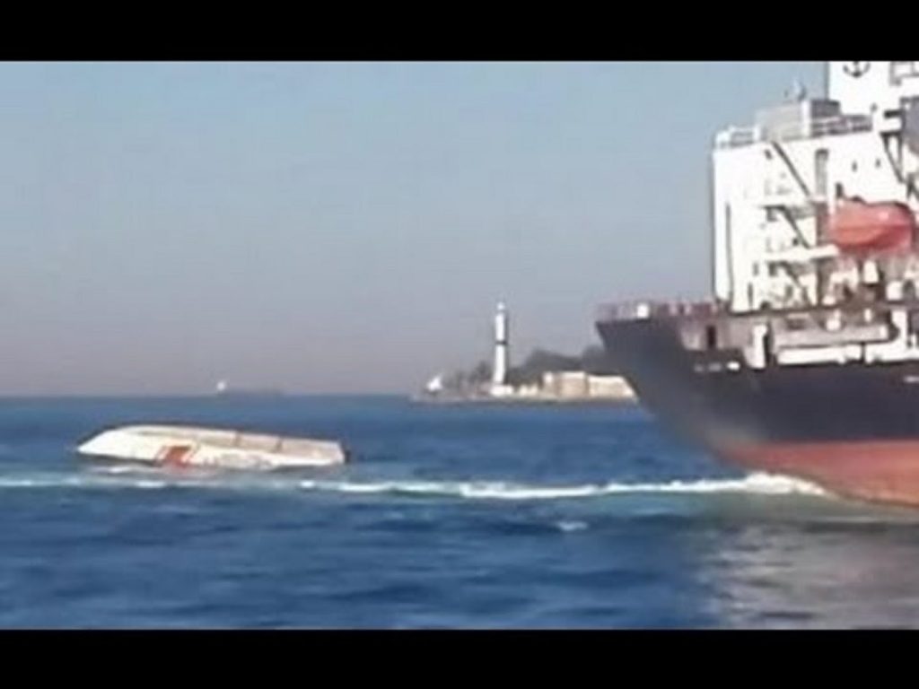 Όταν Ρώσικο φορτηγό πλοίο έστειλε στον «πάτο» στα Στενά του Βοσπόρου τουρκική ακταιωρό  [βίντεο]