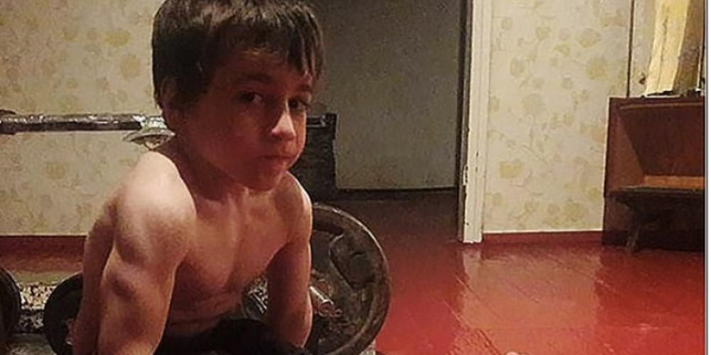 Μικρός «τιτάνας» – Αυτός ο 5χρονος κάνει 4.000 κάμψεις και έχει και… Mercedes (φώτο-βίντεο)