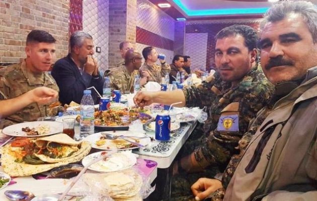 Σε «έξαλλη» κατάσταση ο Χουλουσί Ακαρ από φωτογραφίες με Αμερικανούς και Κούρδους να συντρώγουν μαζί