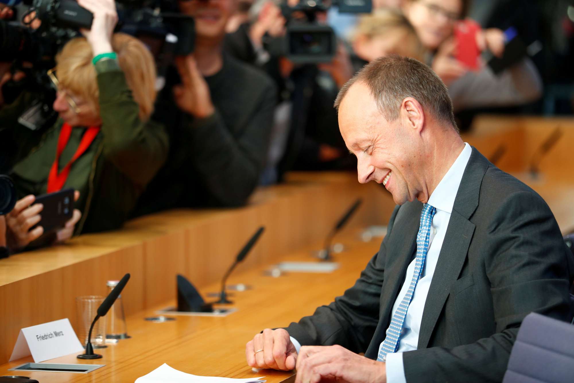 Υποψήφιος διάδοχος της Μέρκελ στο CDU: «Τα εισοδήματά μου φτάνουν αθροιστικά το 1 εκατομμύριο ευρώ το χρόνο»