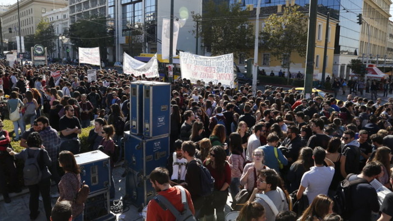 Θεσσαλονίκη: Πορεία διαμαρτυρίας από φοιτητές κατά του νόμου Γαβρόγλου- Προσπάθησαν να «εισβάλουν» στο ΥΜΑΘ (βίντεο)