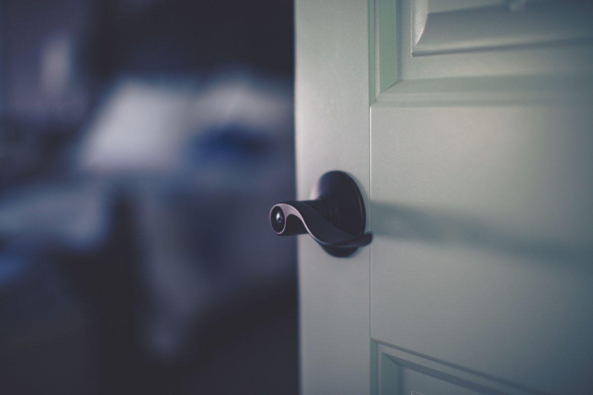 Κλείνεις την πόρτα του υπνοδωματίου σου τη νύχτα; Μπορεί να σου σώσει τη ζωή