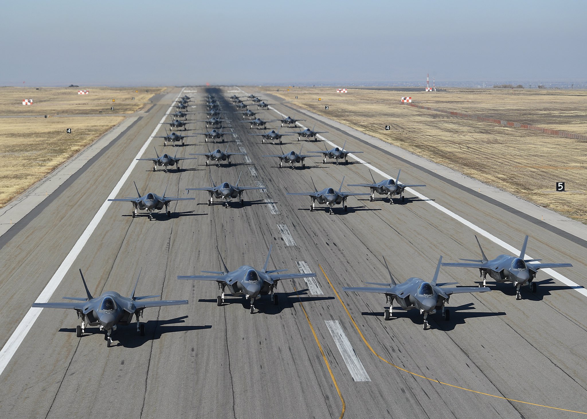 ΗΠΑ: Εντυπωσιακή συγκέντρωση 35 F-35A στον διάδρομο