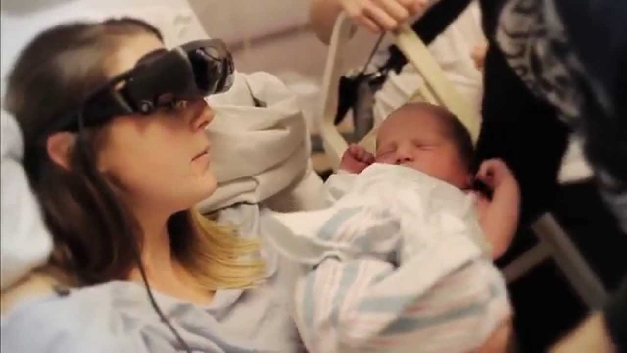 Συγκινητικό! Τυφλή μαμά βλέπει για πρώτη φορά το νεογέννητο μωράκι της (βίντεο)