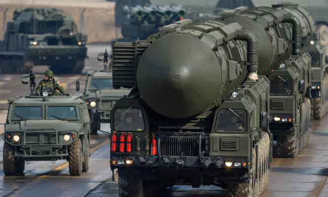 Η Ρωσία επανεξετάζει τους όρους χρήσης πυρηνικών όπλων