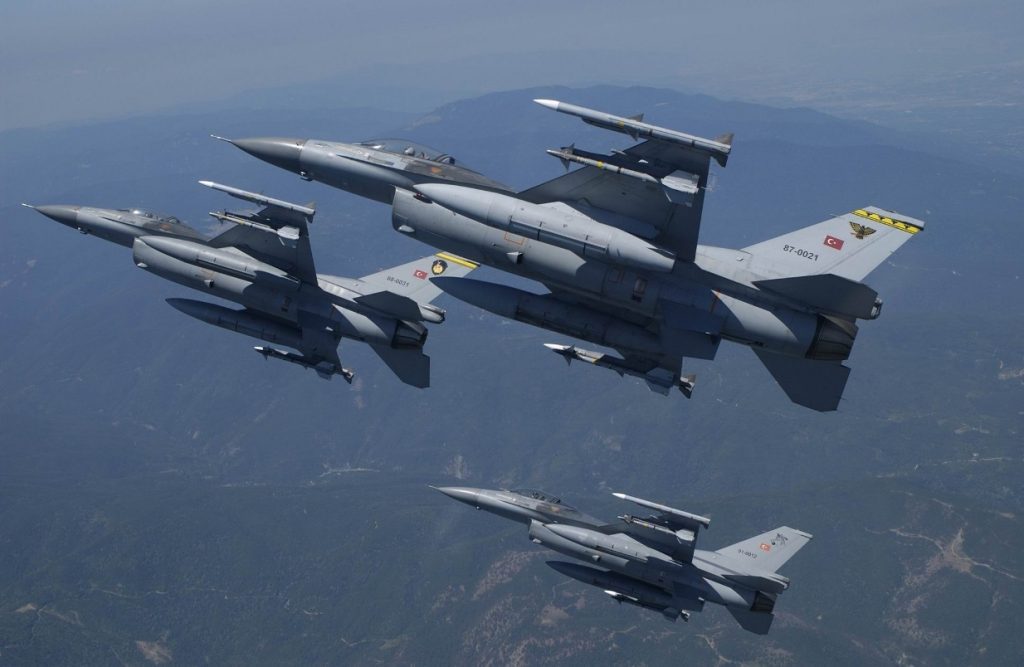 Είκοσι τουρκικά μαχητικά προχώρησαν σε 41 παραβιάσεις στο Αιγαίο – Τα 10 αεροσκάφη ήταν οπλισμένα
