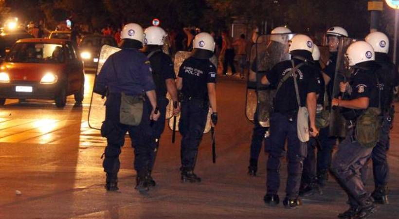 Θεσσαλονίκη: Συμπλοκή μεταξύ οπαδών – Διέλυσαν αυτοκίνητα (βίντεο)