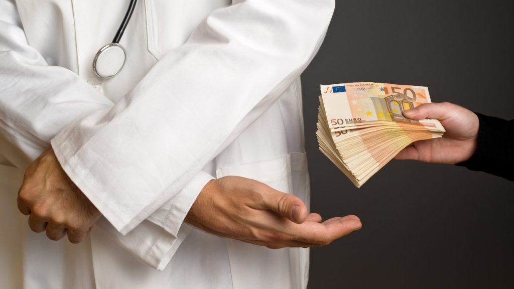 Φακελάκια: Πόσα λεφτά δίνουν οι Έλληνες «κρυφά» στους γιατρούς