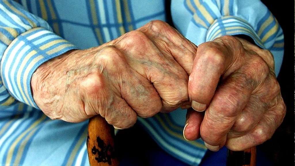 Ληστής εισέβαλε σε σπίτι ηλικιωμένης υπό την απειλή να της κόψει το δάκτυλο για ένα δαχτυλίδι