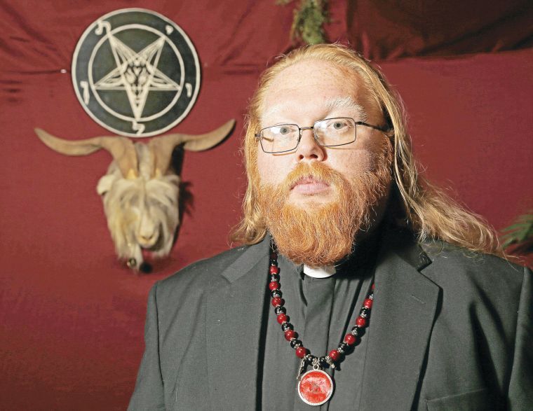 Adam Daniels: Στις ΗΠΑ έχτισε τη δική του σατανιστική εκκλησία – Οι λόγοι που τον οδήγησαν στον εωσφορισμό
