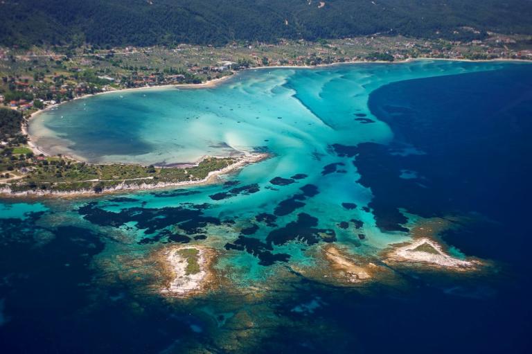 Διάπορος: Το ελληνικό νησί που μοιάζει να έχει ξεπηδήσει από ζωγραφιά- Έχει ζεστά νερά όλο το χρόνο (φώτο)
