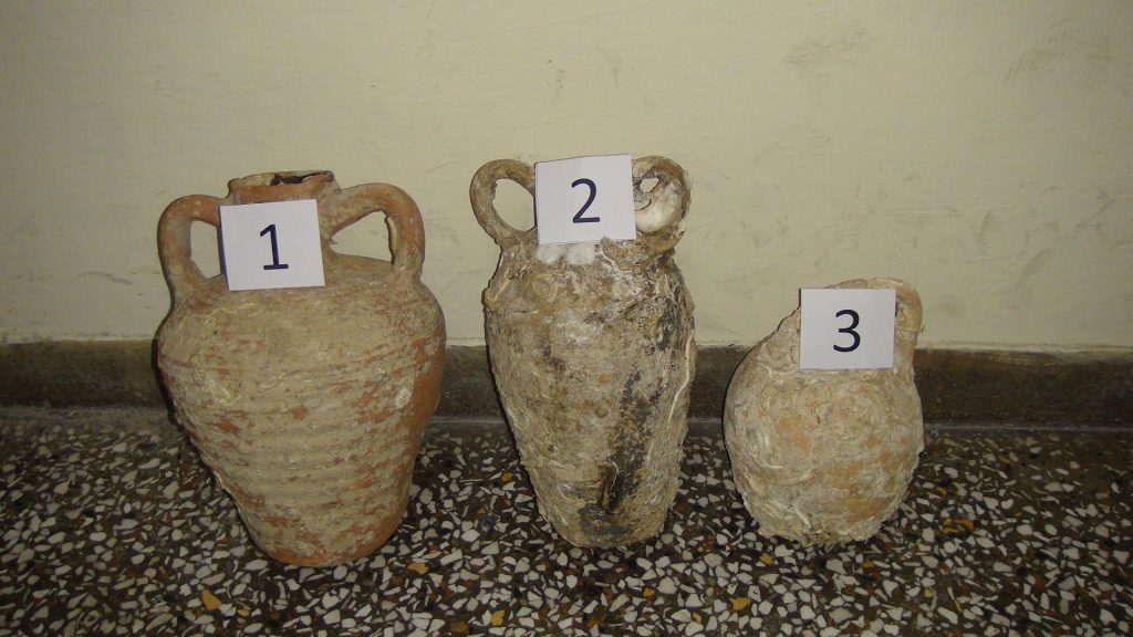 Κρήτη: Καΐκι ανέσυρε τρεις αρχαίους αμφορείς (φωτό)