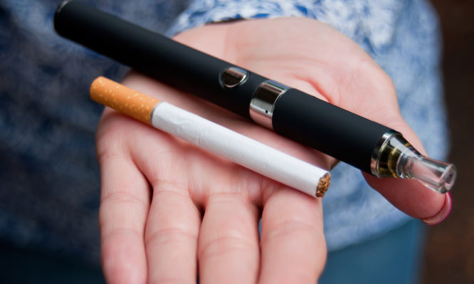 Ηλεκτρονικό τσιγάρο vs κανονικό τσιγάρο: Κίνδυνοι και διαφορές – Τι πρέπει να ξέρετε (βίντεο)