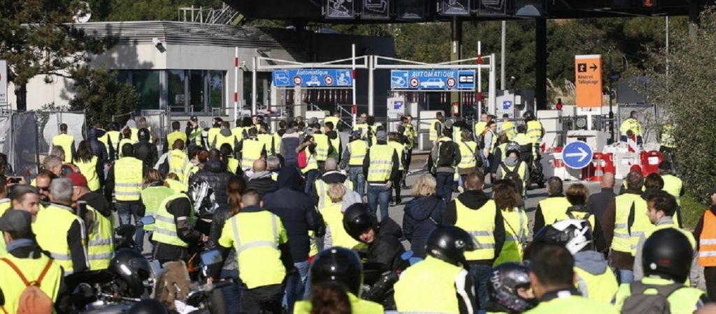 Αναταραχή στην Γαλλία – Συνεχίζουν τις διαδηλώσεις τα «κίτρινα γιλέκα» – «Παραιτήσου Μακρόν» (βίντεο)