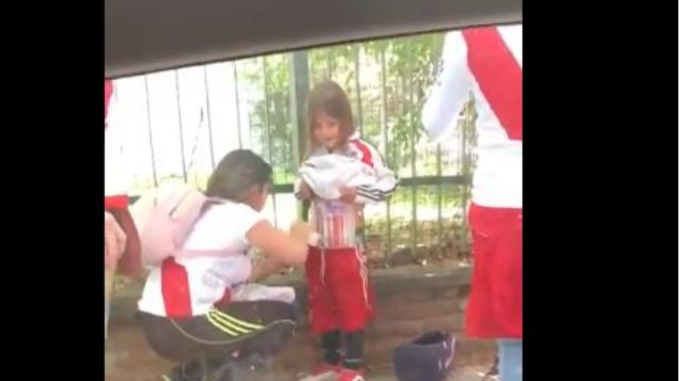 Γυναίκα οπαδός της Ρίβερ «ζώνει» με φωτοβολίδες κοριτσάκι! (βίντεο)