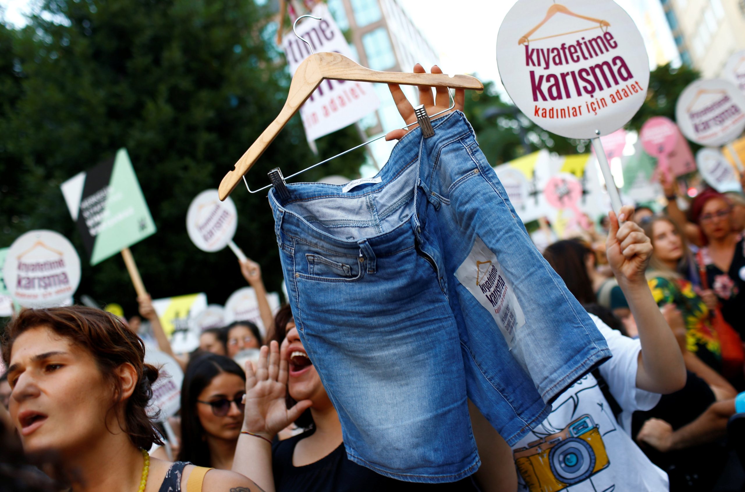 Τουρκία: Η αστυνομία «έπνιξε» με δακρυγόνα την πορεία για τη βία κατά των γυναικών