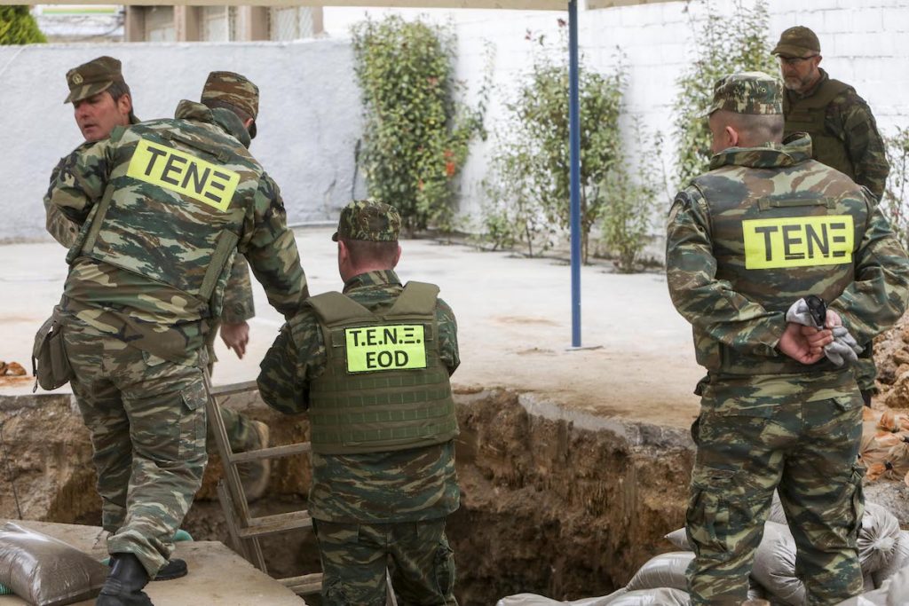 Ξεκινάει η επιχείρηση για την εξουδετέρωση βόμβας που εντοπίστηκε στο στρατιωτικό αεροδρόμιο Ελευσίνας (φωτο)