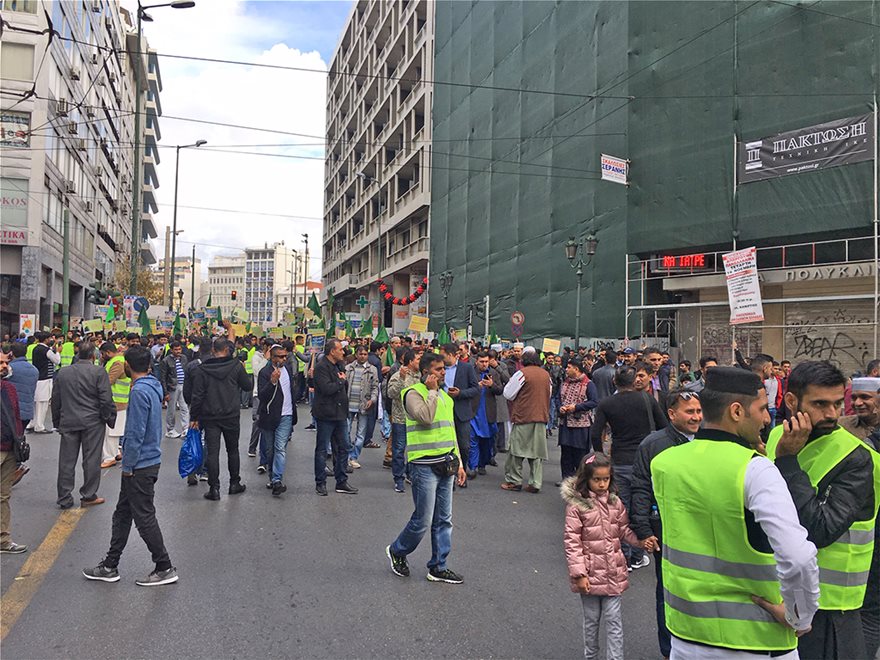 Μουσουλμάνοι κατακλύζουν το κέντρο της Αθήνας για να γιορτάσουν… τον Μωάμεθ (βίντεο-φωτο)