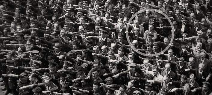 Ακόμη ψάχνουν τον άνδρα που αρνήθηκε να χαιρετήσει τον Χίτλερ (φωτό)