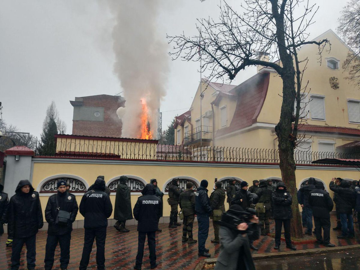 Εκτός ελέγχου η κατάσταση στην Ουκρανία: Πυρπόλησαν το Ρωσικό Προξενείο στο Χάρκοβο (φωτό, βίντεο)