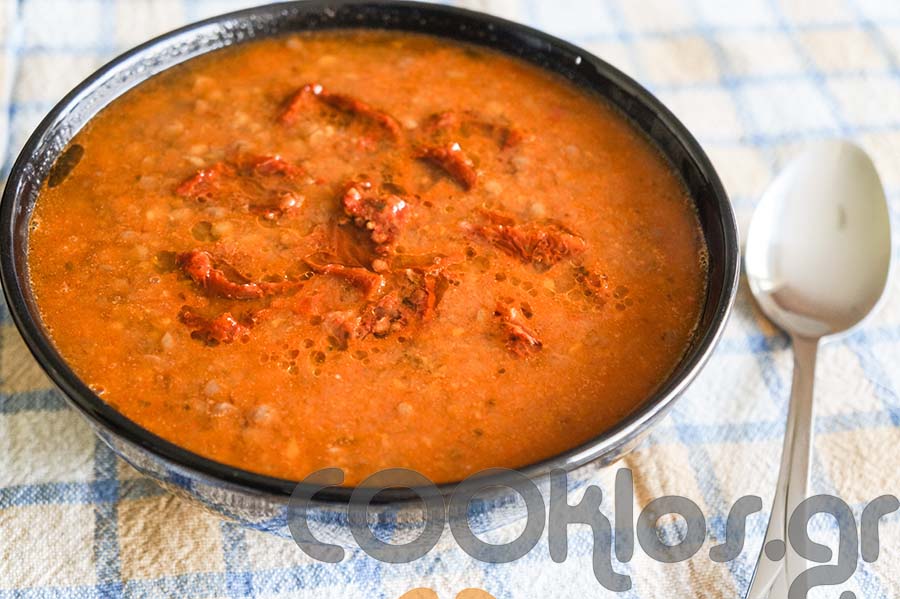 Η συνταγή της ημέρας: Φακές σούπα με κάρυ και λιαστές ντομάτες