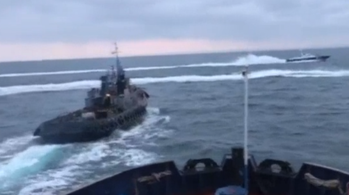 Ευρωπαϊκή Επιτροπή: «Η Ρωσία να αφήσει ελεύθερα τα 3 πλοία του ουκρανικού ναυτικού» – «Καταδικάζω τη χρήση βίας»