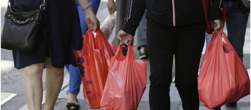 Νέα τιμή για τις πλαστικές σακούλες – Πόσο θα τις πληρώνουμε το 2019