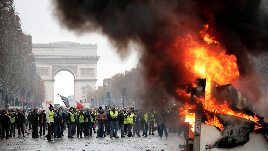 Αγριες συγκρούσεις: Γαλλική αστυνομία vs μουσουλμάνοι μετανάστες στο Παρίσι (βίντεο)