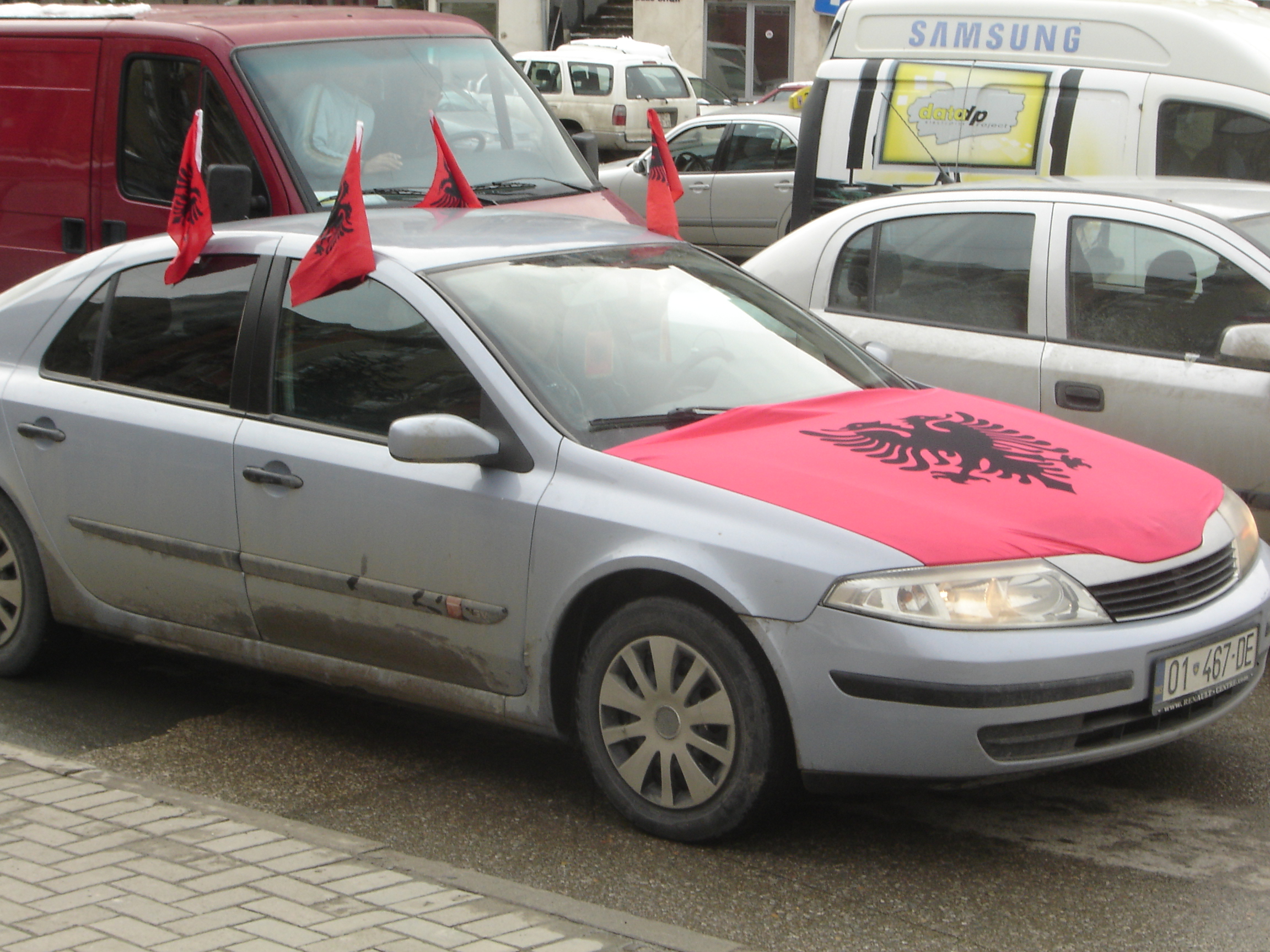 Σκόπια: Η μισή χώρα γέμισε με αλβανικές σημαίες