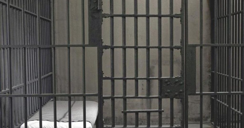 Οργή στην Πελασγία: Αποφυλακίστηκε ο παιδοκτόνος που είχε κατακρεουργήσει την 13χρονη κόρη του με κουζινομάχαιρο