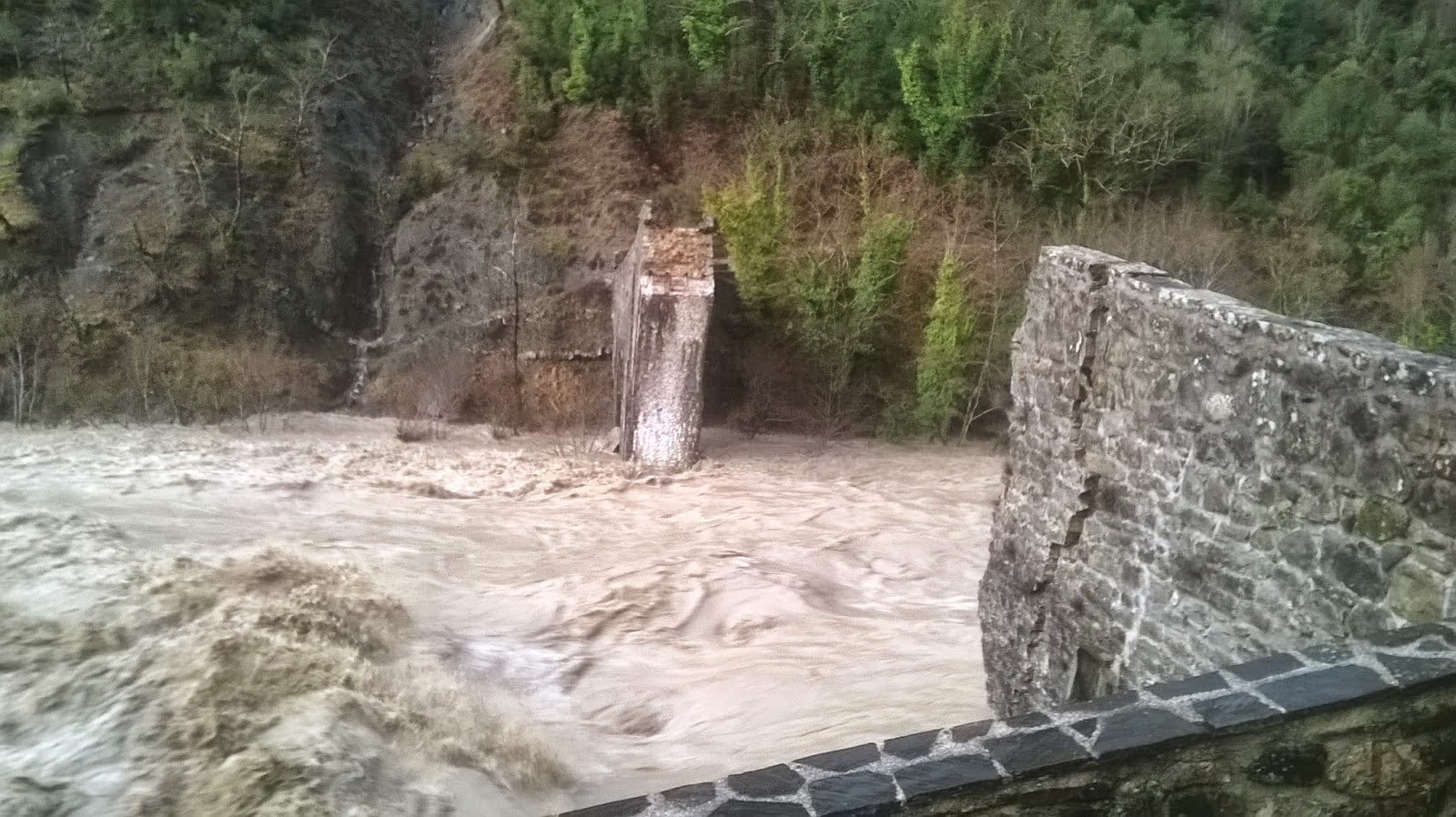 Οι πρώτες ζημιές της «Πηνελόπης»: Γκρέμισε γέφυρα που ένωνε την Ναύπακτο με το Αγρίνιο (βίντεο)