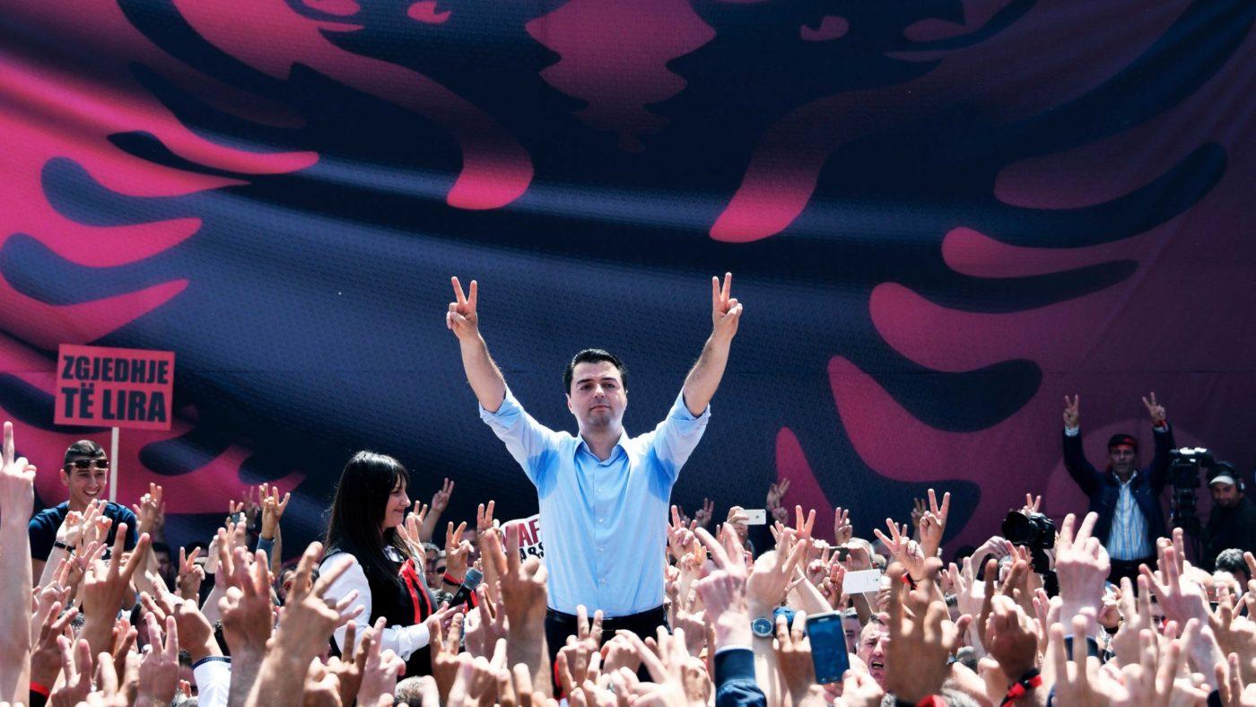 Αλβανία: Άμεση ελληνοποίηση με δύο φωτογραφίες και 1.000 ευρώ στο χέρι