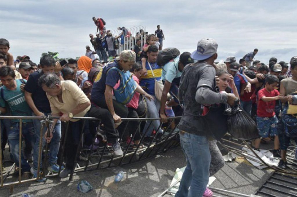 Μετανάστρια στα σύνορα ΗΠΑ-Μεξικό έπεσε από φράκτη και τρύπησε όλο της το κορμί (βίντεο-φωτο)