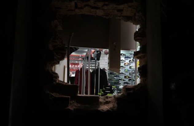 Εικόνες από το ριφιφί σε αθλητικά είδη στην Αθήνα – Έσκαψαν τούνελ, έσπασαν τοίχους (φώτο)