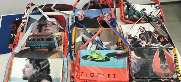 Νέα Σμύρνη: Μάζεψαν τα διαφημιστικά πανό από τους δρόμους και τα μετέτρεψαν σε τσάντες (φωτο)