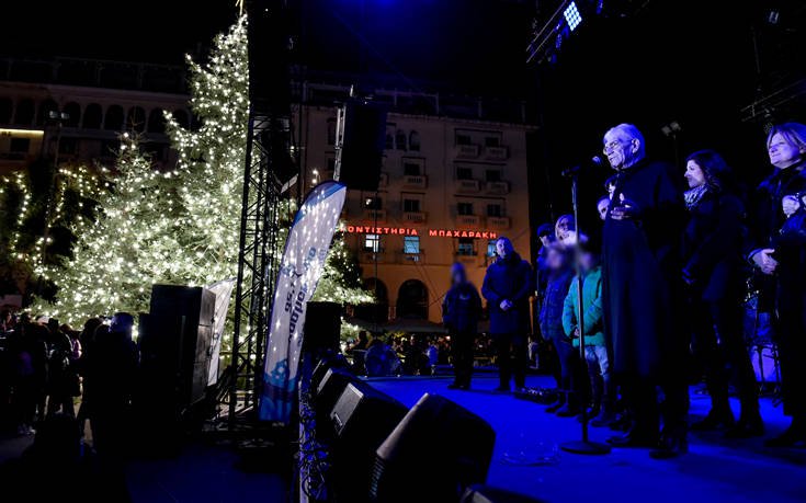 Ο Γ. Μπουτάρης φωταγώγησε το Χριστουγεννιάτικο δέντρο στην Πλατεία Αριστοτέλους (φωτο)