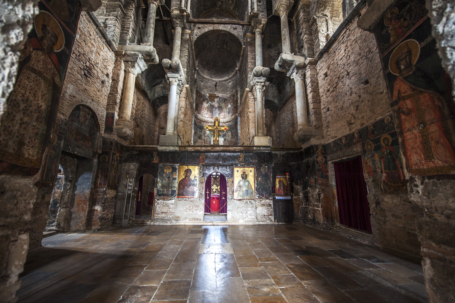 Παναγία Παρηγορήτισσα: Η Βυζαντινή εκκλησία με τον τρούλο που αιωρείται!