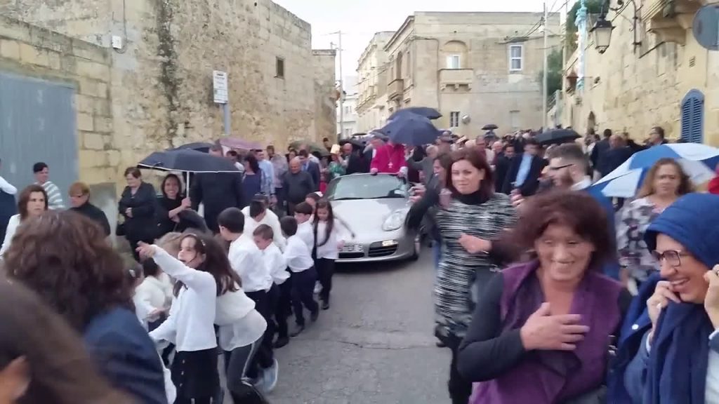 Ιερέας βάζει παιδιά να τραβήξουν την Πόρσε του με σχοινί για να γιορτάσει τον διορισμό του! (βίντεο)