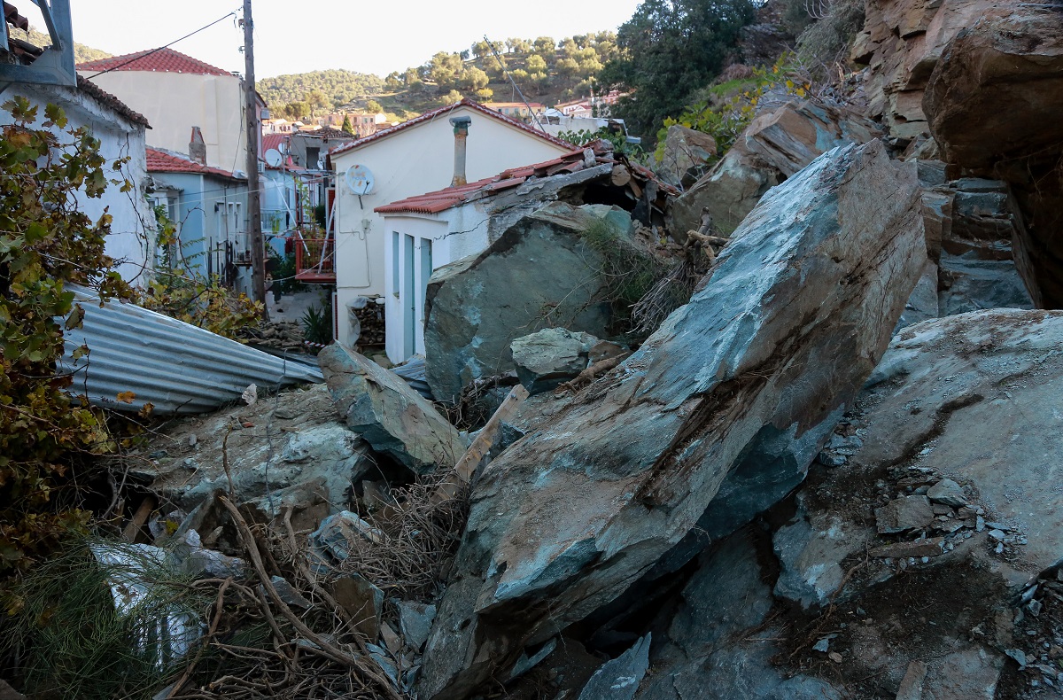 Εικόνες βιβλικής καταστροφής στη Λέσβο – Σε κατάσταση έκτακτης ανάγκης το Πλωμάρι (βίντεο και φώτο)