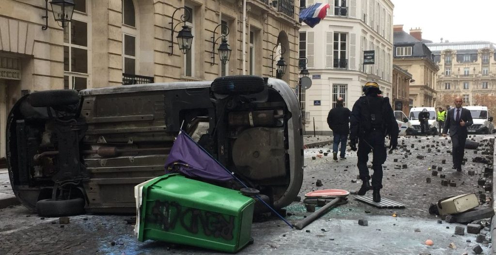 Πυρπολούν αυτοκίνητα στη Γαλλία –  Οργή κατά Ε.Μακρόν (φωτο)