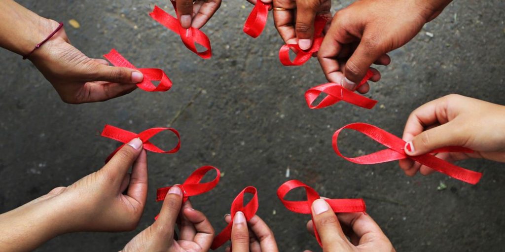 Συγκεντρώσεις και αγρυπνίες σε όλον τον κόσμο για την Παγκόσμια Ημέρα κατά του AIDS