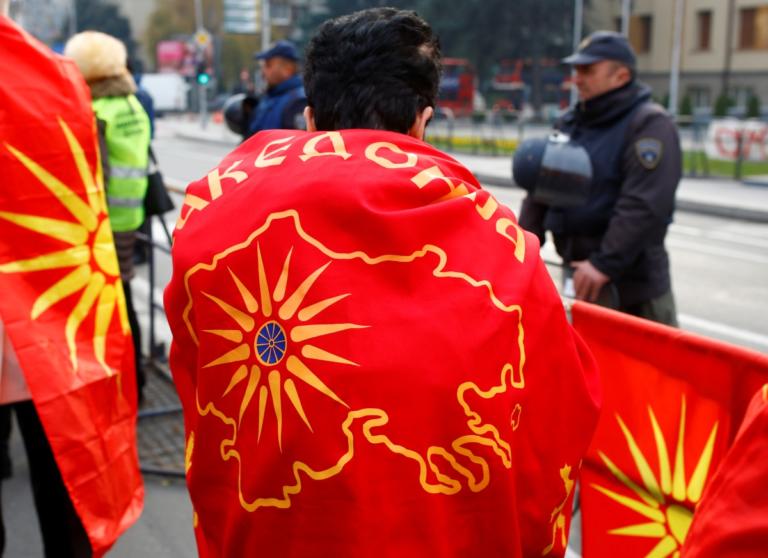 Αλυτρωτικά συνθήματα στα Σκόπια: Σημαίες με τη  «Μακεδονία του Αιγαίου» από διαδηλωτές!