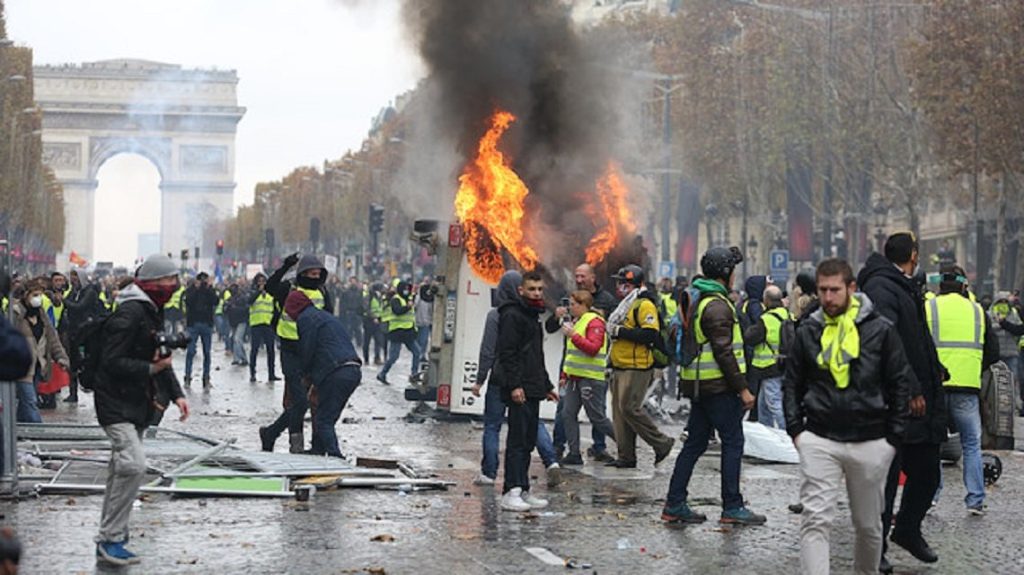 Νέα «γαλλική επανάσταση» «ρίχνει» τον Ε.Μακρόν: Εικόνες χάους στη Γαλλία με τον λαό στο πλευρό των «κίτρινων γιλέκων»