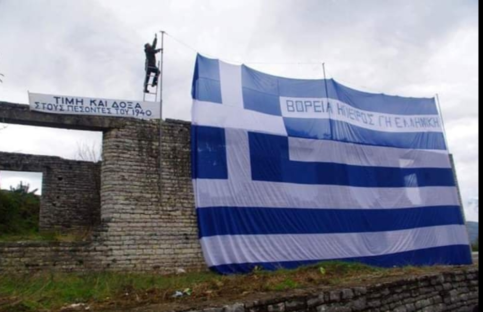 Σοβαρό επεισόδιο: Βορειοηπειρώτες καταδιώκουν Aλβανούς – Kατέστρεψαν μνημείο και έσκισαν την ελληνική σημαία