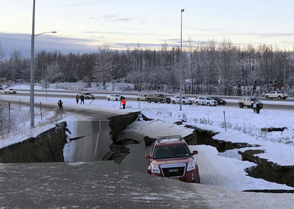 «Το τερμάτισε»! Βόλτα με το τζιπ στους κατεστραμμένους δρόμους της Αλάσκας μετά τον ισχυρό σεισμό (βίντεο)