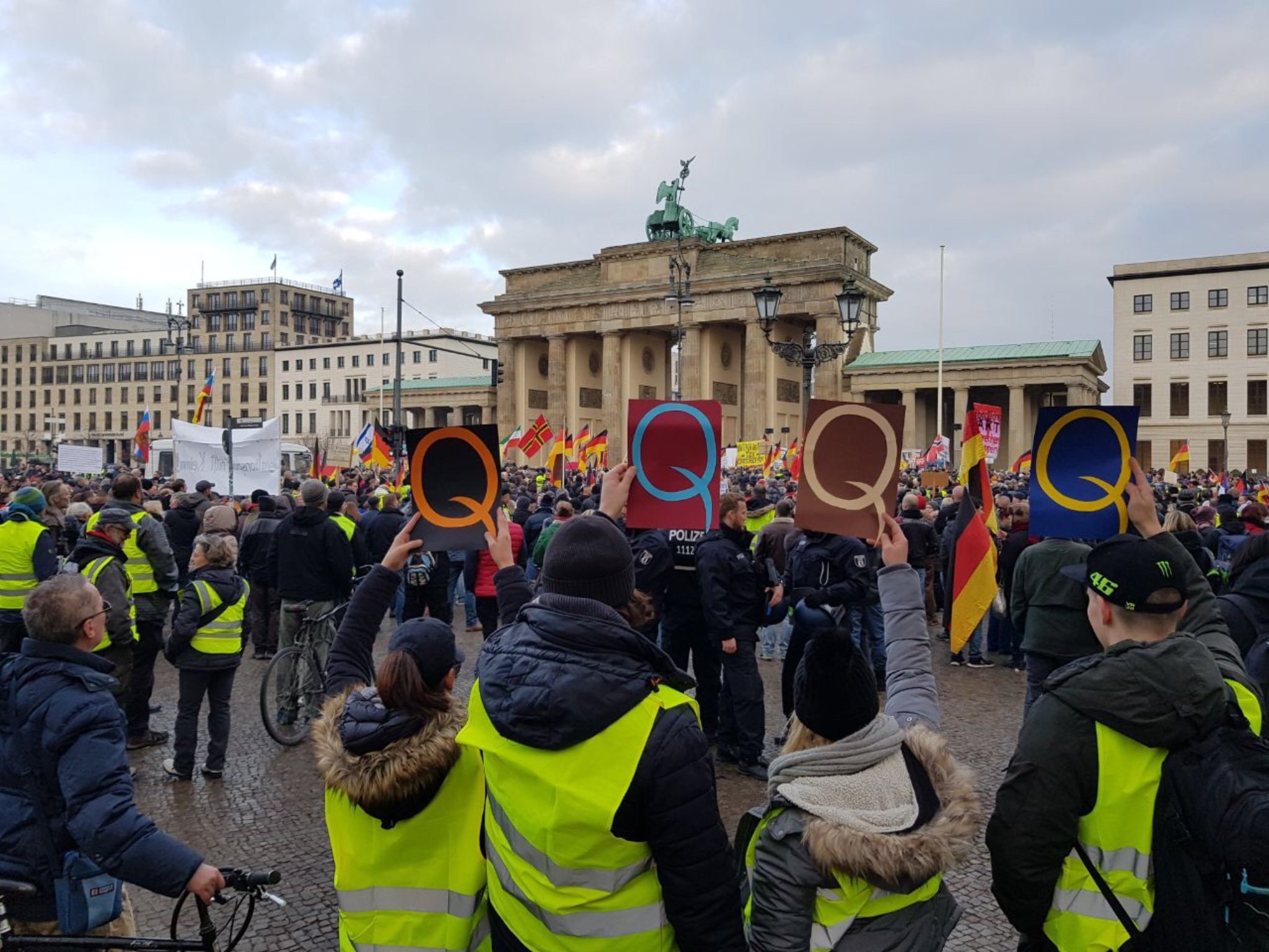 Βερολίνο: Διαδηλώσεις στην Πύλη του Βρανδεμβούργου κατά του συμφώνου του ΟΗΕ για τη μετανάστευση