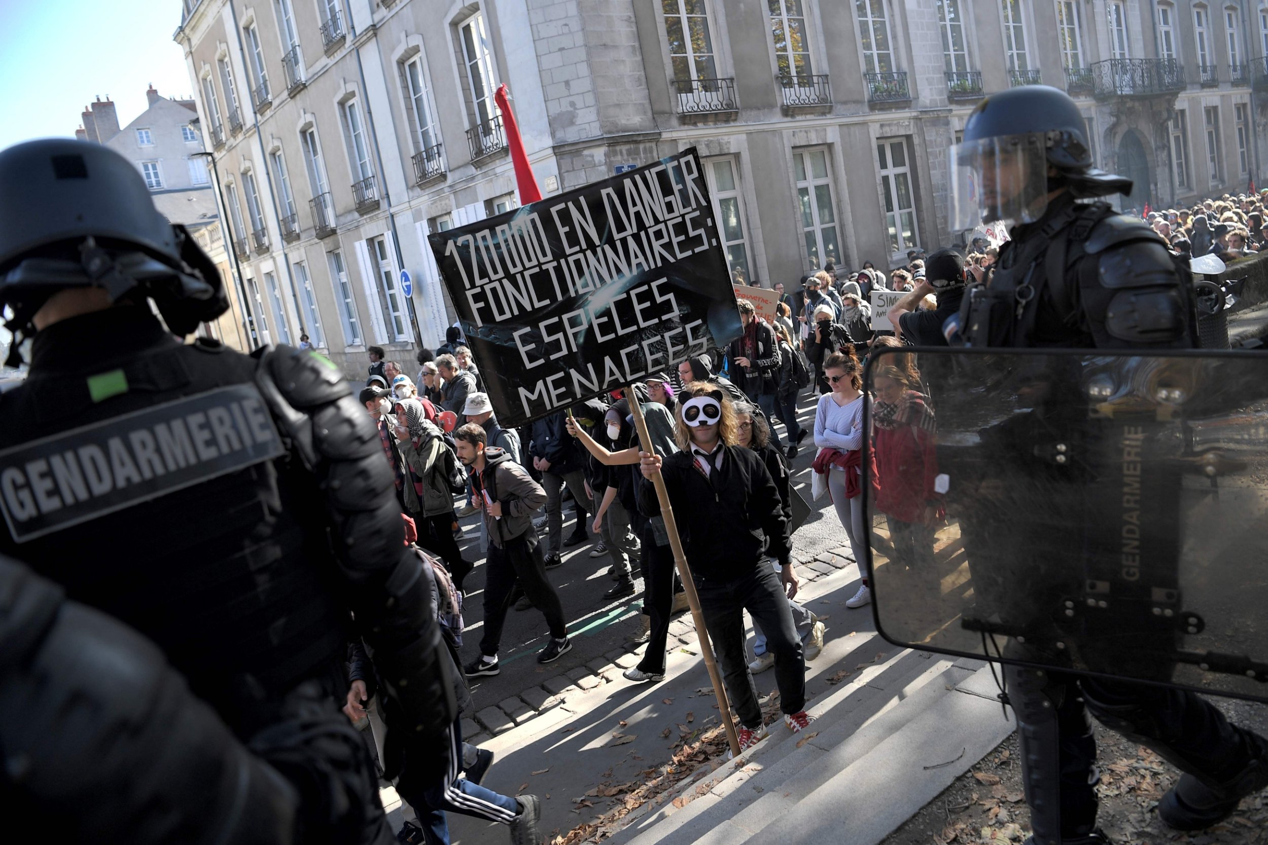 Bίντεο: Οι Γάλλοι αστυνομικοί βγάζουν τα κράνη και στηρίζουν τα «κίτρινα γιλέκα» – «Κλονίζεται» η προεδρία Μακρόν