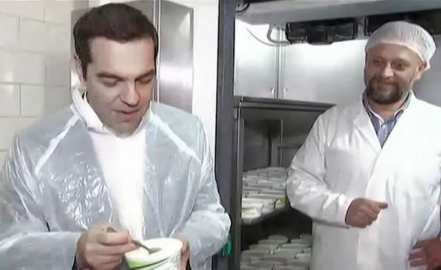 Ο Α.Τσίπρας φτιάχνει φέτα & δοκιμάζει γιαούρτι: «Έτσι βγαίνει, κομματάκια; Αυτό τι είναι μυζήθρα ή φέτα;» (βίντεο, φωτό)