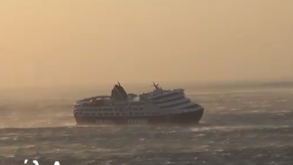 Πλοίο κινδυνεύει να ανατραπεί εξαιτίας του… ασυνήθιστου φορτίου του- Είναι γεμάτο με 4.500 αγελάδες (βίντεο)